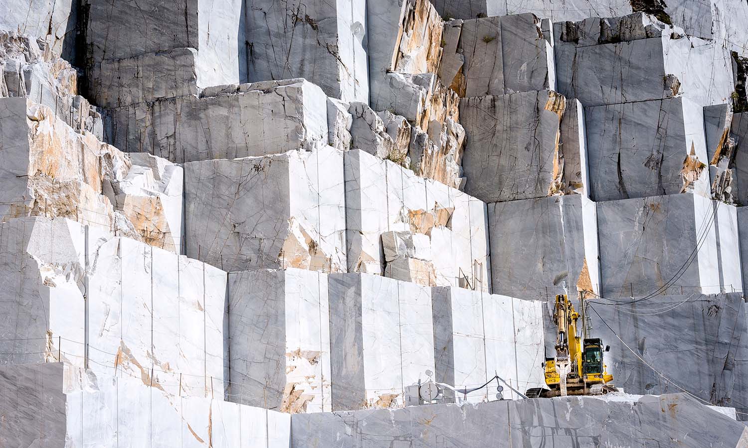 tractor-working-at-a-quarry